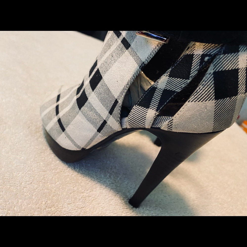 Brand New Super Sexy Premium  Ankle Boots by BAKERS - Size 5 - box 28 - Picture 2 of 4